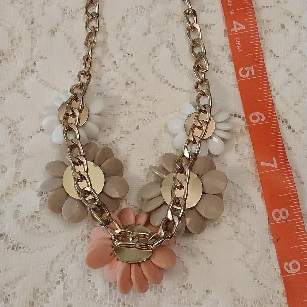 2754 Cream, Tan and Peach Flowers and Rhinestones Goldtone Necklace & Earrings - Picture 3 of 3